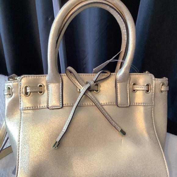 NWT Liz Claiborne Gold shimmery crossbody bow satchel - Picture 4 of 12